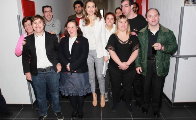 Fotografía de grupo de Su Alteza Real la Princesa de Asturias con algunos alumnos del nuevo Espacio de Inclusión y Oportunidades de la Fundación Aproc